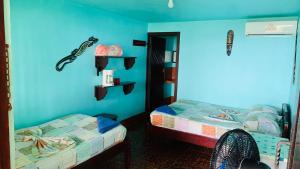 蒙特苏马卡贝尼斯玛莎秀经济型酒店的一间卧室设有两张床和蓝色的墙壁