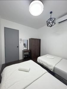 拿笃SDC Suite Home的一间卧室配有两张床和吊灯。