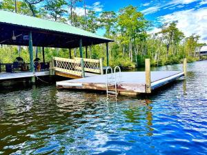 SatsumaSecluded cabin on the water with jet skis, kayaks, & hot tub! Pet friendly的水面上带床的码头