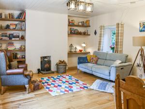 CopleyBrookside Cottage的带沙发和壁炉的客厅