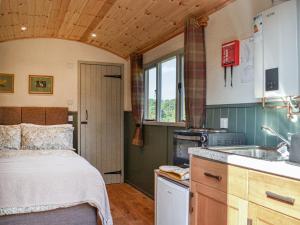 WaltonPartridge Hut-uk44850的一间带床和水槽的小厨房