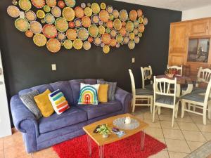 帕纳哈切尔Apartamento Deluxe Lake Panajachel的客厅配有紫色沙发和桌子