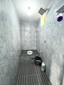 哥打丁宜Baiduri Homestay的瓷砖浴室设有卫生间和水槽