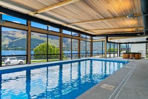 瓦纳卡Lakeside Luxury 2 Bedroom Apartment的山景游泳池