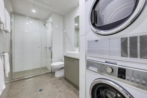达尔文Hudson Berrimah的一间带洗衣机和卫生间的浴室