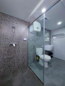 泗水Country Heritage Hotel的带淋浴和卫生间的浴室