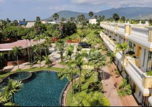 贡布Sokchea Kampot Hotel的享有度假村的空中景致,设有游泳池和棕榈树