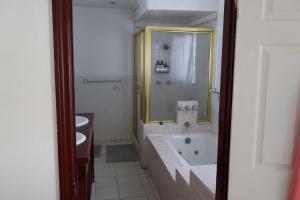 努库阿洛法'Ataongo Residence的带浴缸、水槽和浴缸的浴室