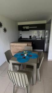 伊瓦格Hermoso Apartamento en exclusiva zona ibague Calambeo的一间带桌椅的厨房和一间带厨房的厨房