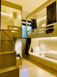 迪拜Marina Homes的客房设有两张双层床和镜子