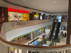 马尼拉Pandora's Nest的购物中心的顶部景观,设有自动扶梯