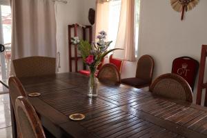 努库阿洛法'Ataongo Residence的一张木桌,上面有花瓶