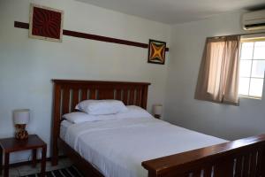 努库阿洛法'Ataongo Residence的一间卧室设有一张床和一个窗口