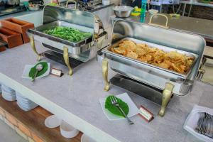 丹戎潘丹比利顿酒店的厨房柜台提供自助餐和食物