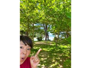 IjinabaruKeisaji CAMP SITE - Vacation STAY 90068v的一个用指数指手指给一个和平标志的男孩