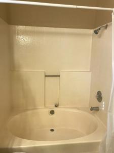 拉斯维加斯Independent bedroom with private bathroom#2的带淋浴的浴室配有白色浴缸。