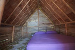 热浪岛Redang Campstay Bamboo House的木制阁楼间 - 带一张床