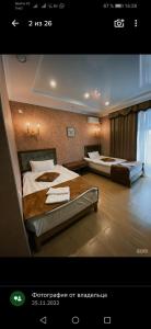 阿克托比Royal_hotel_hostel的一间酒店客房,房间内设有两张床