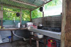 热浪岛Redang Campstay Bamboo House的一个带柜台和水槽的厨房
