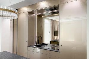 蒙特卡罗Monaco Premium Suites - NEW的厨房配有水槽和镜子