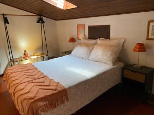 托里什韦德拉什Silver Coast Beach House的一间卧室配有一张大床和两盏灯。