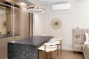蒙特卡罗Monaco Premium Suites - NEW的一间厨房,里面配有桌椅