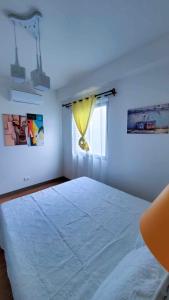 塔里萨伊Cozy almond drive condo in cebu的白色卧室设有一张大床和窗户