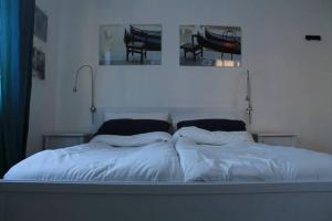 卡塞尔休息旅馆的一张白色的床,上面有两个枕头