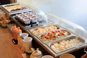 十和田小马温泉酒店的冰箱里放满了各种食物