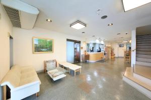 十和田小马温泉酒店的客厅配有沙发和桌子