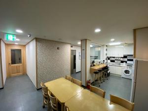 西归浦市Soldongsan Stay的厨房以及带桌椅的用餐室。