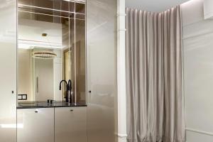 蒙特卡罗Monaco Premium Suites - NEW的浴室配有淋浴帘和盥洗盆。