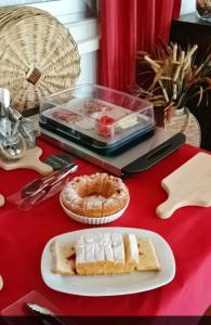 比谢列Agriturismo Le Vedute的一张桌子,上面放着一盘蛋糕和一盘馅饼