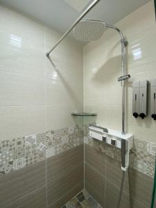 西归浦市Soldongsan Stay的带淋浴的浴室和玻璃门