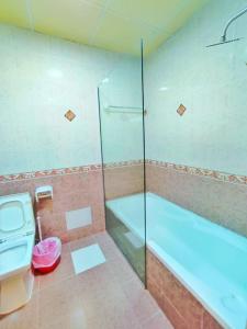塞拉莱SEA VILLAS Salalah的带淋浴、浴缸和卫生间的浴室