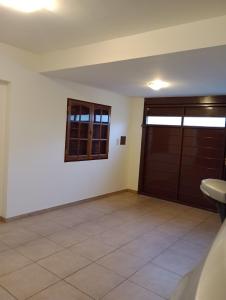 科尔多瓦Nueva Morada的一间设有门和瓷砖地板的客房