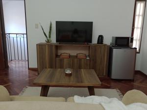 科尔多瓦Nueva Morada的客厅配有电视和茶几