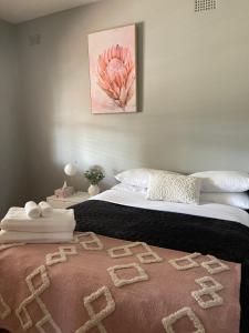 布莱克敦Charming & Cozy 2BR Cottage的一间卧室配有一张粉红色花卉床
