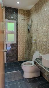 乔木提恩海滩99 House的浴室配有卫生间、盥洗盆和淋浴。