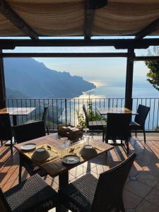 拉维罗萨尔瓦托雷住宿加早餐旅馆的一个带桌椅的海景庭院