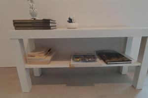 佩斯卡拉Casa Maergilù的书架上的白色桌子