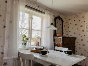 ArholmaBull-August gård vandrarhem/hostel的一间带桌子和窗户的用餐室