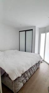 伯恩茅斯Luxury 1 bed apartment-sea view的白色的窗户客房内的一张白色的床