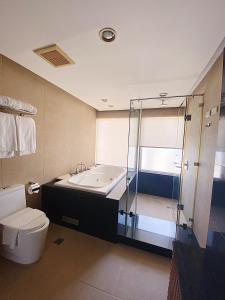 长滩岛长滩岛金沙酒店的带浴缸和卫生间的浴室。