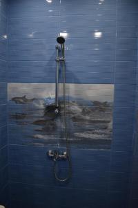 索非亚Apartment Airport Sofia的带淋浴的浴室和蓝色瓷砖墙