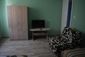 索非亚Apartment Airport Sofia的客厅配有沙发和带电视的桌子