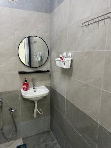 Kota BharuSafiyya Homestay的一间带水槽和镜子的浴室