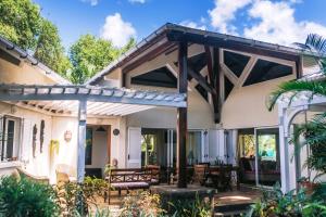 ArgyTree Lodge Mauritius Villa的一座房子内带木制凉棚的庭院