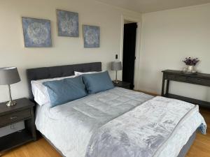 MahiaOcean Waters的一间卧室配有一张带蓝色枕头的大床