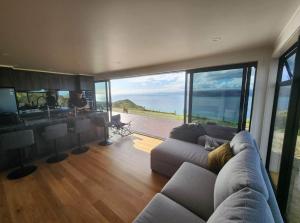 MahiaOcean Waters的带沙发的客厅,享有海景